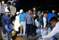 Wakil Bupati Kerinci Murison menebar benih ikan semah di Sungai Batang Air Masgo, Desa Masgo.