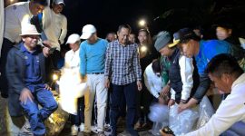 Wakil Bupati Kerinci Murison menebar benih ikan semah di Sungai Batang Air Masgo, Desa Masgo.