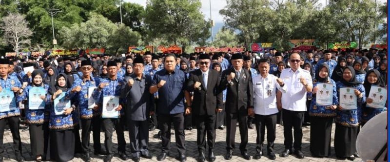 Wali Kota Sungai Penuh Alfin, S.H. menyerahkan SK PPPK, Rabu (24/12).