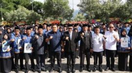 Wali Kota Sungai Penuh Alfin, S.H. menyerahkan SK PPPK, Rabu (24/12).