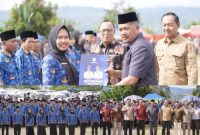 Bupati Monadi menyerahkan SK PPPK Paruh Waktu. (Foto Kerinci satu)