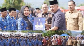 Bupati Monadi menyerahkan SK PPPK Paruh Waktu. (Foto Kerinci satu)