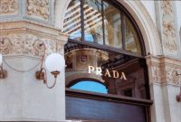Prada resmi membeli Versace senilai USD 1,4 miliar, menandai babak baru bagi dua rumah mode ikonik Italia dalam satu keluarga besar.(Pexels/Fleur van Deijck)

