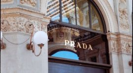 Prada resmi membeli Versace senilai USD 1,4 miliar, menandai babak baru bagi dua rumah mode ikonik Italia dalam satu keluarga besar.(Pexels/Fleur van Deijck)


