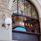 Prada resmi membeli Versace senilai USD 1,4 miliar, menandai babak baru bagi dua rumah mode ikonik Italia dalam satu keluarga besar.(Pexels/Fleur van Deijck)

