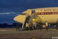 Presiden Prabowo Subianto meninjau wilayah terdampak banjir di Padang Pariaman, Sumatera Barat, Rabu (17/12/2025)