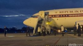 Presiden Prabowo Subianto meninjau wilayah terdampak banjir di Padang Pariaman, Sumatera Barat, Rabu (17/12/2025)