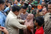 Presiden Prabowo Subianto menenangkan seorang lansia korban bencana saat mengunjungi posko pengungsian di Aceh Tamiang, didampingi aparat TNI dan relawan.