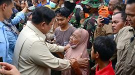 Presiden Prabowo Subianto menenangkan seorang lansia korban bencana saat mengunjungi posko pengungsian di Aceh Tamiang, didampingi aparat TNI dan relawan.