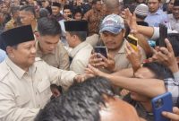 Presiden Prabowo Subianto menyalami warga saat mengunjungi Takengon, Aceh Tengah, Jumat (12/12/2025). Warga memadati lokasi dan banyak yang mengabadikan momen tersebut dengan ponsel.
