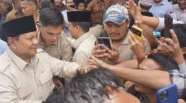 Presiden Prabowo Subianto menyalami warga saat mengunjungi Takengon, Aceh Tengah, Jumat (12/12/2025). Warga memadati lokasi dan banyak yang mengabadikan momen tersebut dengan ponsel.