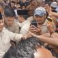 Presiden Prabowo Subianto menyalami warga saat mengunjungi Takengon, Aceh Tengah, Jumat (12/12/2025). Warga memadati lokasi dan banyak yang mengabadikan momen tersebut dengan ponsel.