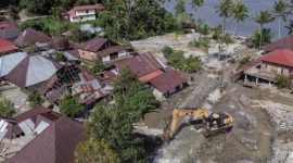 Alat berat membersihkan puing-puing rumah yang terdampak banjir dan longsor di Sumatera.