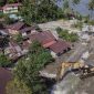 Alat berat membersihkan puing-puing rumah yang terdampak banjir dan longsor di Sumatera.