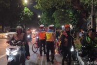 Polisi dan petugas lapangan berjaga di lokasi kebakaran gedung Terra Drone di Cempaka Baru, Kemayoran, Jakarta Pusat, Selasa (9/12/2025).
