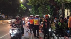 Polisi dan petugas lapangan berjaga di lokasi kebakaran gedung Terra Drone di Cempaka Baru, Kemayoran, Jakarta Pusat, Selasa (9/12/2025).