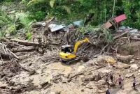 Pembersihan material sisa banjir dan pencarian korban banjir bandang di Kabupaten Agam (Foto: BNPB)