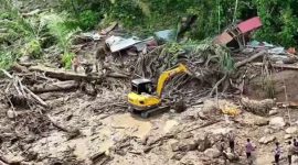 Pembersihan material sisa banjir dan pencarian korban banjir bandang di Kabupaten Agam (Foto: BNPB)