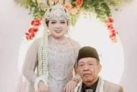 Shela dan Mbah Sutarman menikah dengan mahar cek Rp 3 miliar. ( Foto tangkapan layar)
