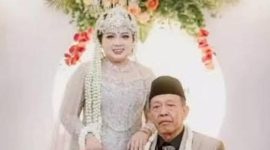 Shela dan Mbah Sutarman menikah dengan mahar cek Rp 3 miliar. ( Foto tangkapan layar)