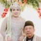 Shela dan Mbah Sutarman menikah dengan mahar cek Rp 3 miliar. ( Foto tangkapan layar)