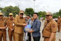 Wali Kota Sungai Penuh Alfin menyerahkan bantuan armada kebersihan secara simbolis.