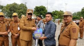 Wali Kota Sungai Penuh Alfin menyerahkan bantuan armada kebersihan secara simbolis.