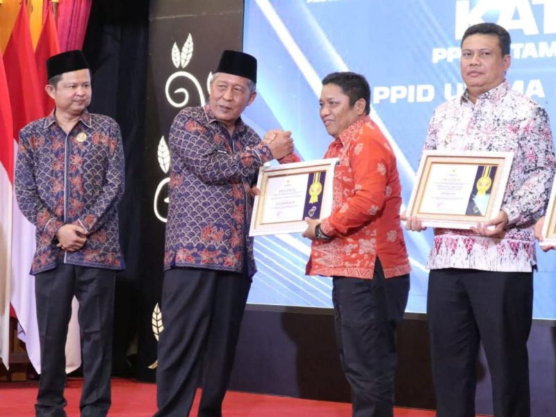 Kepala Dinas Kominfo Kerinci terima Penghargaan Keterbukaan Informasi 2025.