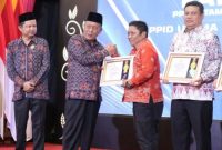Kepala Dinas Kominfo Kerinci terima Penghargaan Keterbukaan Informasi 2025.