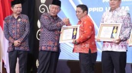 Kepala Dinas Kominfo Kerinci terima Penghargaan Keterbukaan Informasi 2025.