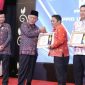 Kepala Dinas Kominfo Kerinci terima Penghargaan Keterbukaan Informasi 2025.