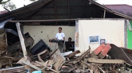 Banjir bandang menghancurkan rumah dan ruko milik warga, Kenael Joris, di Nagari Salareh Aia, Agam.