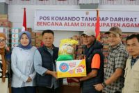 Sekda Alpian menyerahkan bantuan bencana alam kepada warga terdampak di Kabupaten Agam, Sumatera Barat.