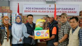 Sekda Alpian menyerahkan bantuan bencana alam kepada warga terdampak di Kabupaten Agam, Sumatera Barat.