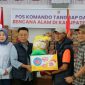 Sekda Alpian menyerahkan bantuan bencana alam kepada warga terdampak di Kabupaten Agam, Sumatera Barat.