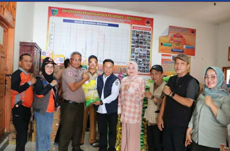 Sekda Alpian menyerahkan bantuan kemanusiaan Pemkot Sungai Penuh kepada pemerintah daerah Sumatera Barat.