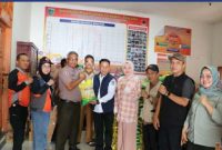 Sekda Alpian menyerahkan bantuan kemanusiaan Pemkot Sungai Penuh kepada pemerintah daerah Sumatera Barat.