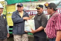 Wakil Ketua Komisi VI DPR RI Andre Rosiade berdialog dengan warga terdampak banjir bandang di Nagari Maninjau, Kabupaten Agam.