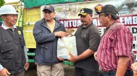 Wakil Ketua Komisi VI DPR RI Andre Rosiade berdialog dengan warga terdampak banjir bandang di Nagari Maninjau, Kabupaten Agam.