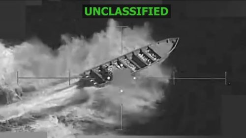 Momen ketika pasukan AS menyerang kapal penyelundup narkoba di kawasan Karibia (dok. Reuters)  