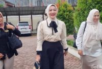 Foto: Atalia Praratya datang ke PA Bandung jelang pembacaan gugatan cerai. (Rifat Alhamidi/detikJaba