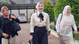 Foto: Atalia Praratya datang ke PA Bandung jelang pembacaan gugatan cerai. (Rifat Alhamidi/detikJaba