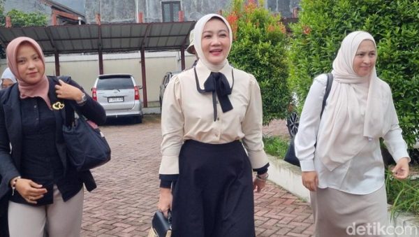 Foto: Atalia Praratya datang ke PA Bandung jelang pembacaan gugatan cerai. (Rifat Alhamidi/detikJaba