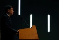 Pemimpin eksekutif Hong Kong, John Lee, menggelar konferensi pers pada Selasa (2/12) untuk membahas penyelidikan kebakaran apartemen yang mematikan (AP Photo/Ng Han Guan)

