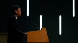 Pemimpin eksekutif Hong Kong, John Lee, menggelar konferensi pers pada Selasa (2/12) untuk membahas penyelidikan kebakaran apartemen yang mematikan (AP Photo/Ng Han Guan)

