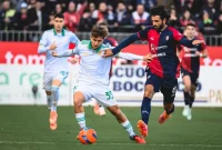 Penyerang AS Roma Tommaso Baldanzi berusaha melewati bek Cagliari Sebastiano Luperto saat Cagliari menang 1-0 di Liga Italia, Minggu (7/12/2025).