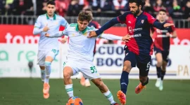 Penyerang AS Roma Tommaso Baldanzi berusaha melewati bek Cagliari Sebastiano Luperto saat Cagliari menang 1-0 di Liga Italia, Minggu (7/12/2025).