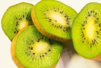 Kiwi mengandung vitamin C tinggi yang membantu meningkatkan kolagen dan regenerasi kulit.