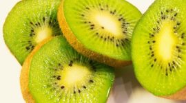 Kiwi mengandung vitamin C tinggi yang membantu meningkatkan kolagen dan regenerasi kulit.