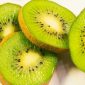 Kiwi mengandung vitamin C tinggi yang membantu meningkatkan kolagen dan regenerasi kulit.